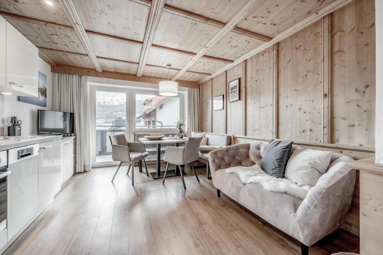 Apartment Lounge *