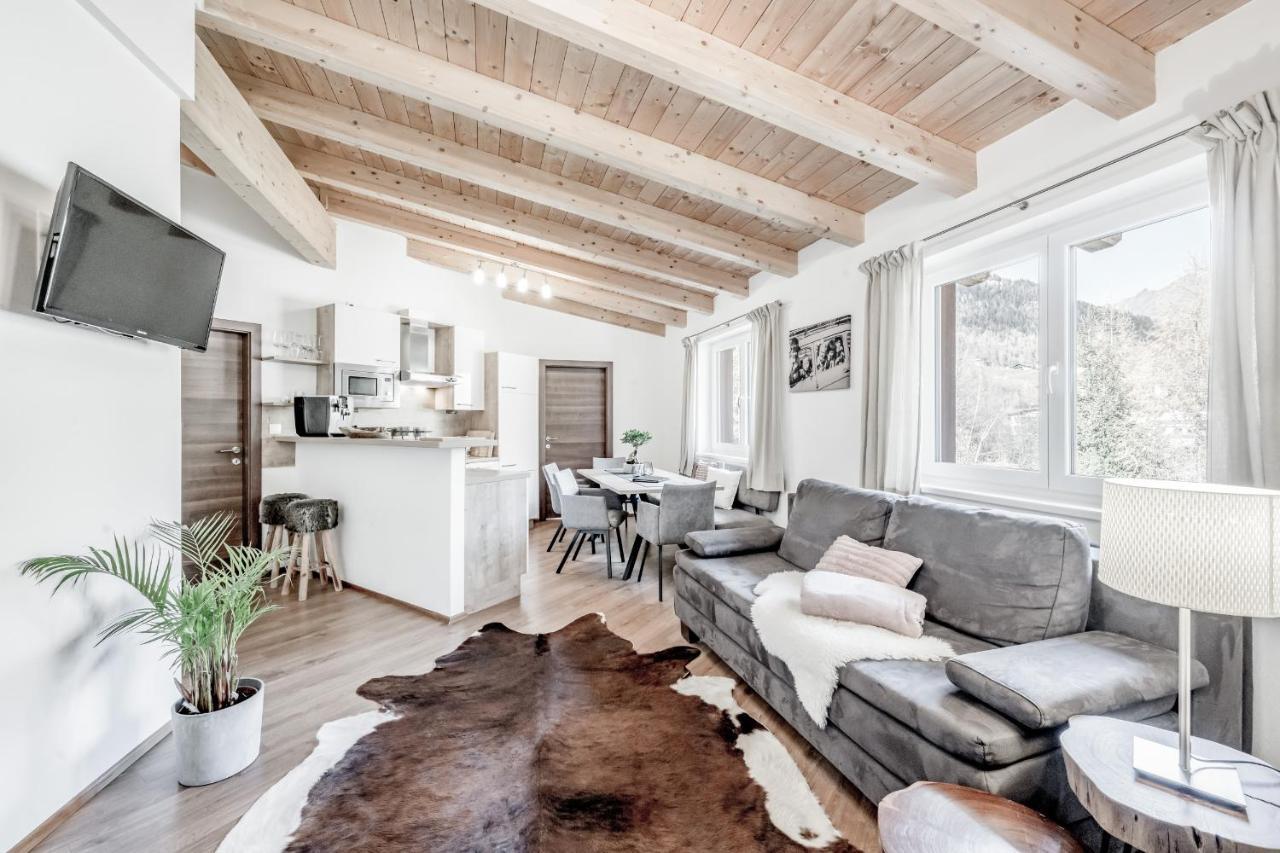 Apartment Lounge