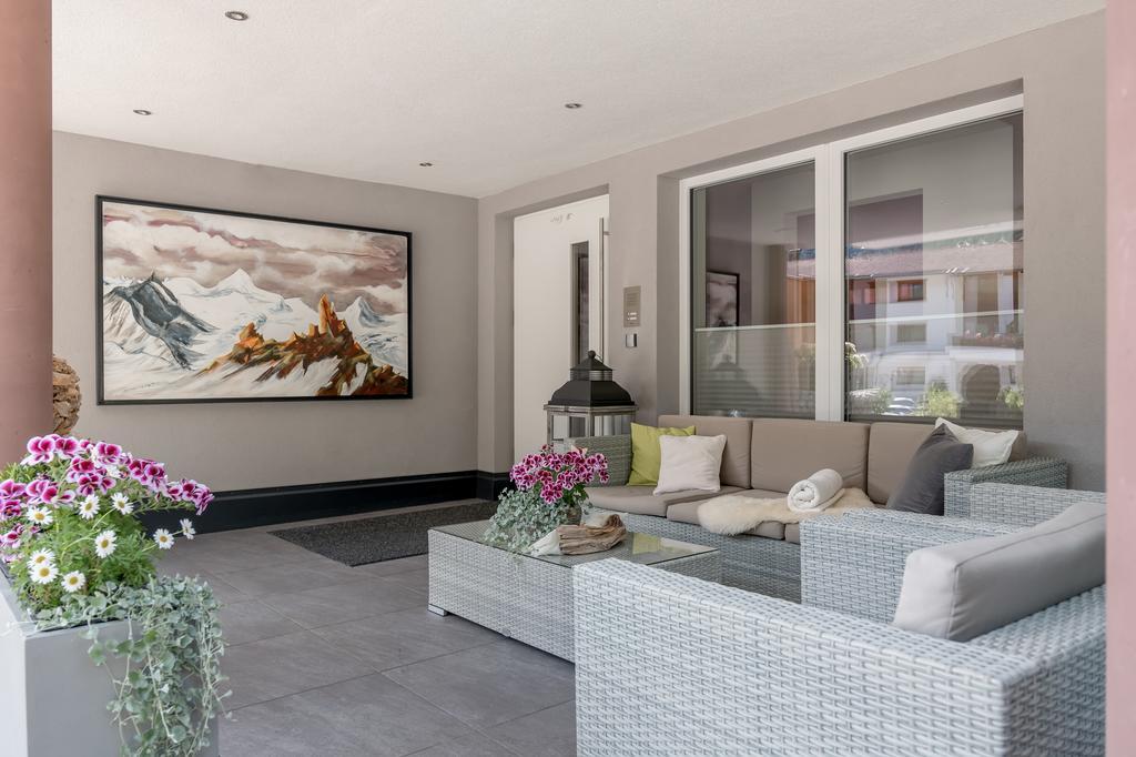 Apartment Lounge *